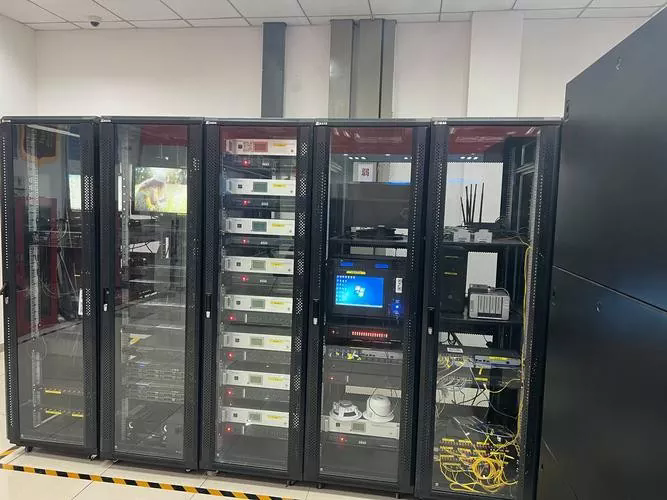 Como um gabinete de corrente fraca melhora a integração do sistema?